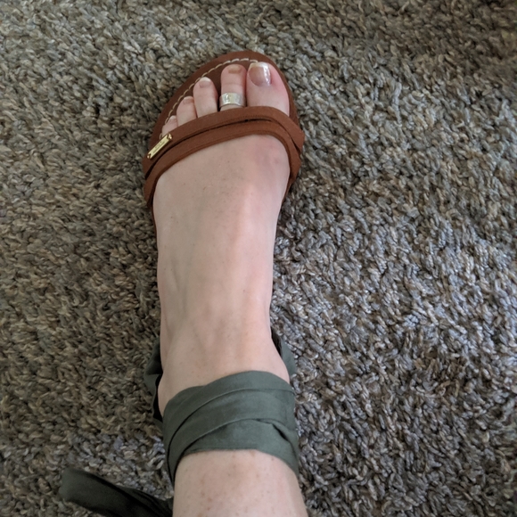 temp sale price..Abercrombie and Fitch shoes - Picture 2 of 6